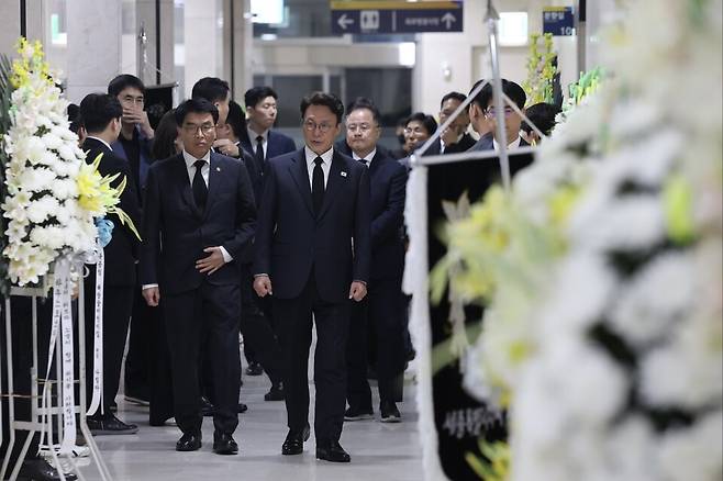 김민석 국무총리가 10월3일 세종시의 한 장례식장에 마련된 국가전산망 담당 행정안전부 공무원 빈소를 찾아 조문하고 있다. ⓒ 연합뉴스