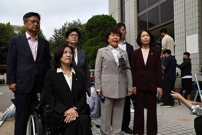 이진숙 전 방송통신위원장의 체포적부심사가 진행되는 4일 서울남부지법에서 국민의힘 의원들이 이 전 위원장의 석방을 촉구하고 있다. ⓒ 연합뉴스