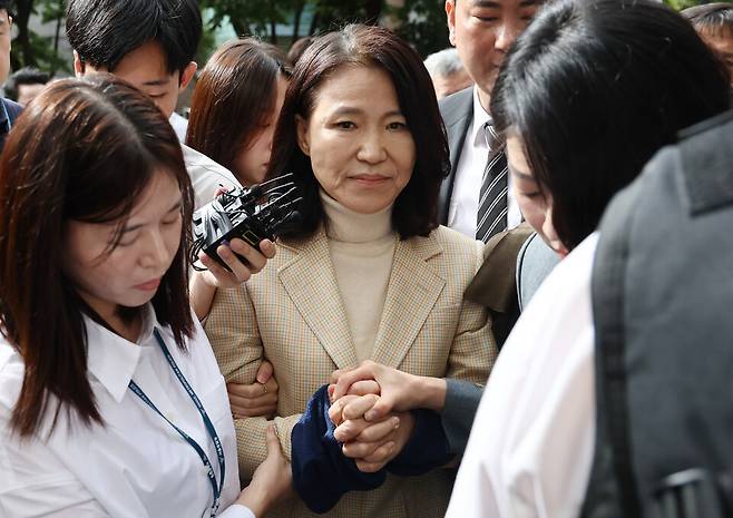 이진숙 전 방송통신위원장이 10월4일 오후 체포적부심사를 받기 위해 서울남부지법으로 출석하며 국민의힘 배현진 의원과 손을 잡고 있다. ⓒ 연합뉴스