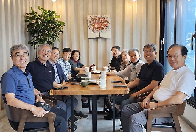 시니어 아카데미 이사진의 차담회 사진