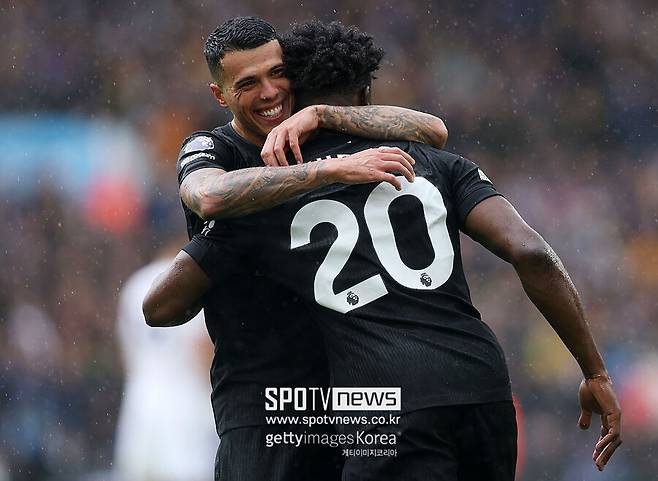 ▲ 토트넘이 기대를 품고 영입한 자원들이 승리를 합작했다. 전반 23분 하프라인에서 상대 볼을 가로챈 토트넘은 쿠두스의 침투패스 한번으로 역습을 진행했다. 이를 이어받은 텔이 페널티박스 오른쪽 모서리에서 오른발 슈팅으로 마무리해 첫 골을 뽑아냈다. 첫 득점을 어시스트한 쿠두스는 후반에 결승골을 뽑아내 토트넘 데뷔골을 터뜨렸다.