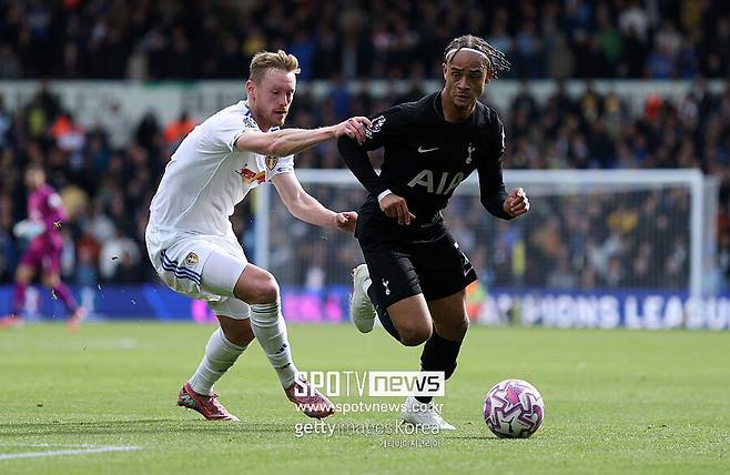 ▲ 토트넘이 기대를 품고 영입한 자원들이 승리를 합작했다. 전반 23분 하프라인에서 상대 볼을 가로챈 토트넘은 쿠두스의 침투패스 한번으로 역습을 진행했다. 이를 이어받은 텔이 페널티박스 오른쪽 모서리에서 오른발 슈팅으로 마무리해 첫 골을 뽑아냈다. 첫 득점을 어시스트한 쿠두스는 후반에 결승골을 뽑아내 토트넘 데뷔골을 터뜨렸다.&nbsp;