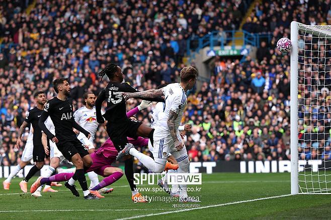 ▲ 토트넘이 기대를 품고 영입한 자원들이 승리를 합작했다. 전반 23분 하프라인에서 상대 볼을 가로챈 토트넘은 쿠두스의 침투패스 한번으로 역습을 진행했다. 이를 이어받은 텔이 페널티박스 오른쪽 모서리에서 오른발 슈팅으로 마무리해 첫 골을 뽑아냈다. 첫 득점을 어시스트한 쿠두스는 후반에 결승골을 뽑아내 토트넘 데뷔골을 터뜨렸다.