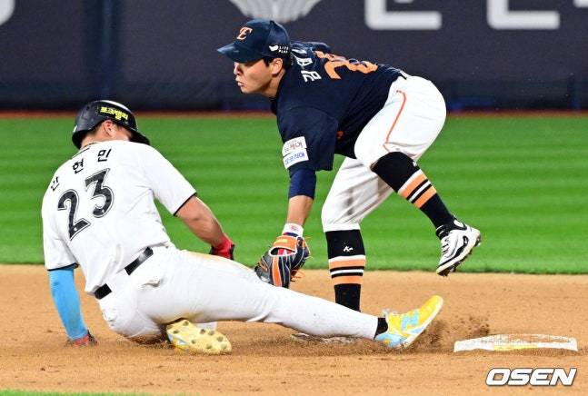 KT 안현민(왼쪽)이 3일 수원 한화전 10회말 1사 2, 3루에서 2루 귀루 도중 태그아웃되고 아쉬워하고 있다.