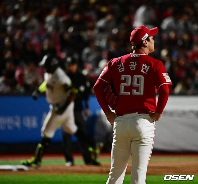 SSG 김광현(오른쪽)이 지난해 열린 KT와 5위 결정전에서 8회말 멜 로하스 주니어에게 역전 3점 홈런을 허용한 후 아쉬워하고 있다.