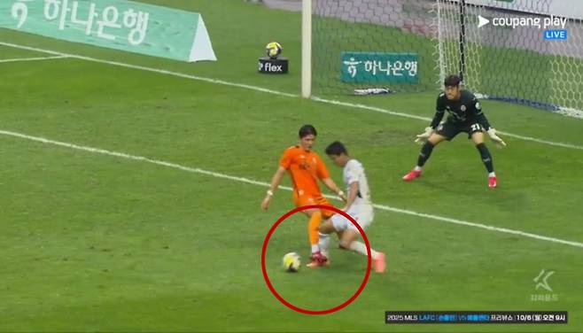 3일 제주월드컵경기장에서 열린 제주 SK와 전북 현대의 하나은행 K리그1 2025 32라운드 후반 39분, 전북 현대 전진우가 페널티 박스 안에서 제주 수비수 장민규에게 발목이 걸린 순간. 이동준 주심은 그러나 페널티킥을 선언하지 않았고, 페널티킥 여부에 대한 온 필드 리뷰조차 진행되지 않았다. /사진=중계화면 캡처