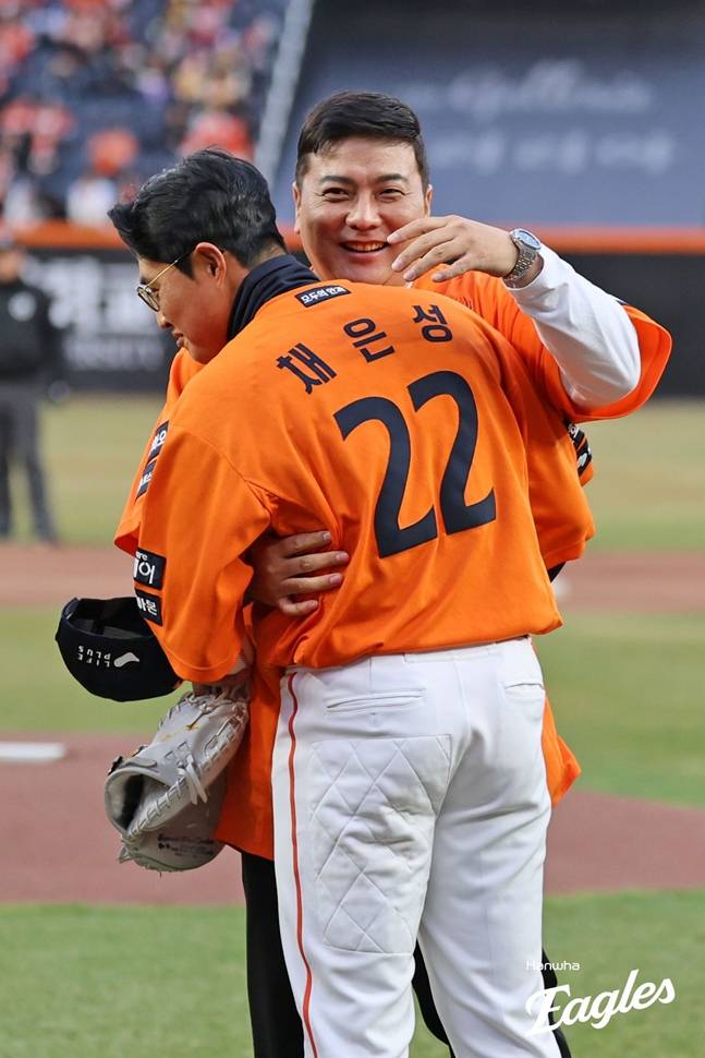 지난 3월 28일 정규시즌 개막전에 나서 시구를 한 김태균이 채은성과 포옹하고 있다. /사진=한화 이글스