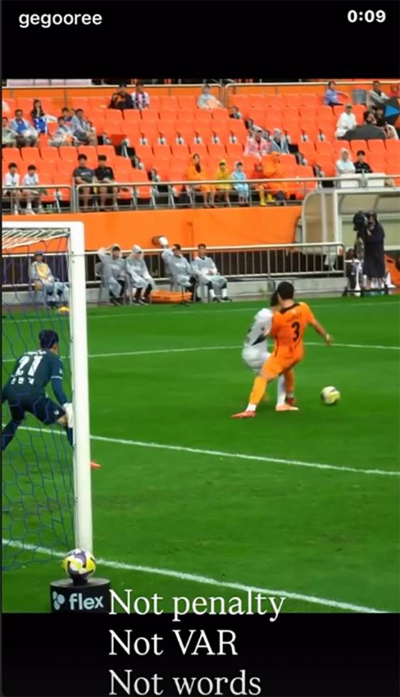 거스 포옛 전북 현대 감독이 3일 자신의 소셜네트워크서비스(SNS)에 전진우의 노 페널티킥 선언 장면을 올리며 불만을 나타냈다. /사진=거스 포옛 SNS 갈무리