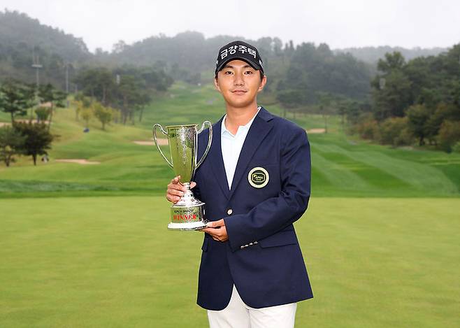 옥태훈이 4일 경북 예천군의 한맥 컨트리클럽(파72)에서 열린 KPGA 투어 경북오픈 우승 후 트로피를 들고 포즈를 취하고 있다. /사진=KPGA 홈페이지 갈무리