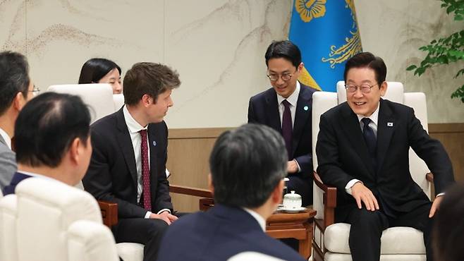 이재명 대통령이 1일 서울 용산 대통령실 청사에서 샘 알트만 오픈AI 대표를 접견하고 있다.[사진 | 뉴시스]