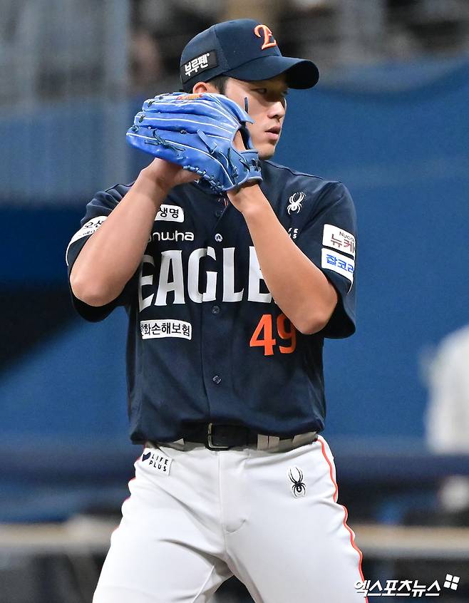 6일 오후 서울 구로구 고척스카이돔에서 열린 '2025 신한 SOL Bank KBO리그' 한화 이글스와 키움 히어로즈의 경기, 9회말 한화 윤산흠이 공을 힘차게 던지고 있다. 엑스포츠뉴스 DB