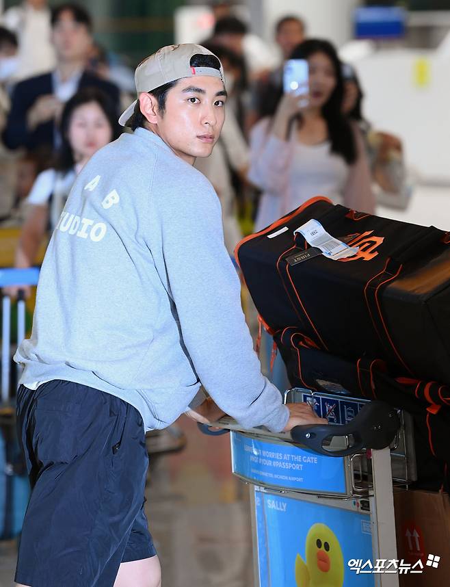 미국프로야구 메이저리그(MLB)에서 시즌을 마친 이정후(샌프란시스코 자이언츠)가 30일 오후 인천국제공항을 통해 귀국했다.  이정후가 입국장을 나서고 있다.  풀타임 시즌을 소화한 이정후는 타율 0.266(560타수 149안타), 8홈런 55타점 10도루 73득점에 OPS(출루율+장타율) 0.734를 기록했다. 엑스포츠뉴스 DB