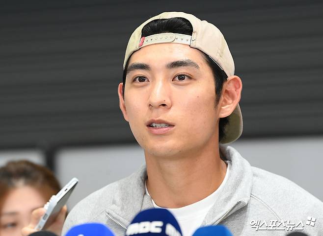 미국프로야구 메이저리그(MLB)에서 시즌을 마친 이정후(샌프란시스코 자이언츠)가 30일 오후 인천국제공항을 통해 귀국했다.  이정후가 입국장을 나서 인터뷰를 하고 있다.   풀타임 시즌을 소화한 이정후는 타율 0.266(560타수 149안타), 8홈런 55타점 10도루 73득점에 OPS(출루율+장타율) 0.734를 기록했다. 엑스포츠뉴스 DB