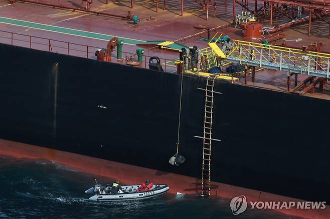 프랑스군 조사받은 러시아 유조선 [AP 연합뉴스 자료사진. 재판매 및 DB 금지]