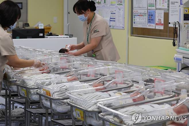 신생아 보살피는 의료진 [연합뉴스 자료사진]