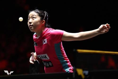 중국 스매시에서 서브 넣는 신유빈 [WTT 인스타그램 캡처. 재판매 및 DB 금지]