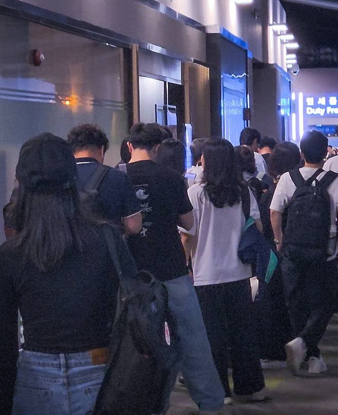 야간에도 붐비는 인천공항 라운지 [사진/성연재 기자]