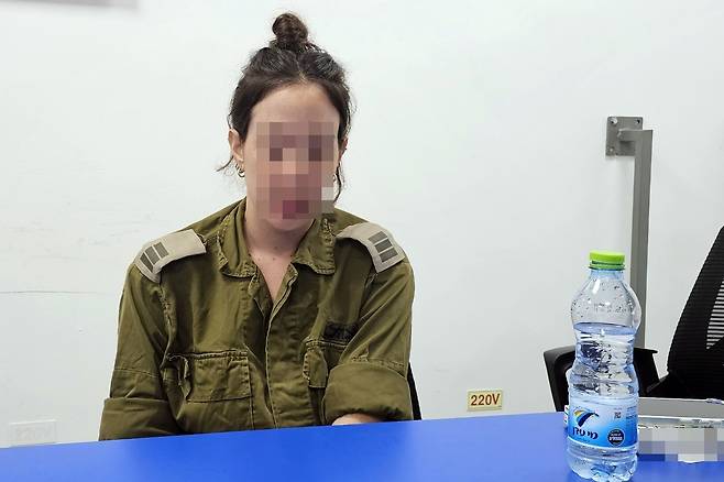 이스라엘 예비군 대위 (텔아비브=연합뉴스) 김동호 특파원 = 지난달 29일(현지시간) 이스라엘군 기지에서 예비군 대위 샤케드가 인터뷰 도중 고개를 떨구고 있다. 2025.10.3 dk@yna.co.kr