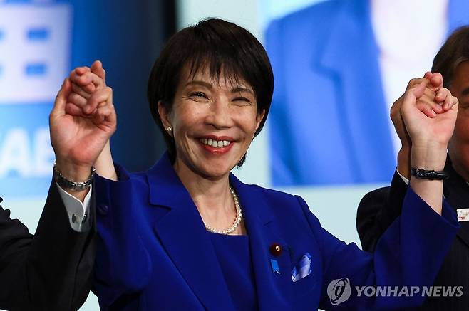 다카이치 사나에 일본 자민당 총재 (도쿄 AFP=연합뉴스) 다카이치 사나에 전 일본 경제안보담당상이 4일 집권 자민당 총재 선거에서 승리한 뒤 환하게 웃고 있다.