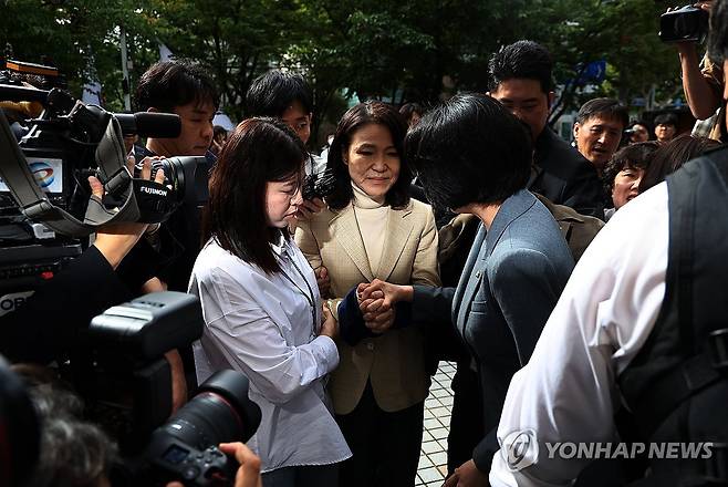 이진숙 전 방통위원장, 체포적부심사 출석 (서울=연합뉴스) 윤동진 기자 = 이진숙 전 방송통신위원장이 4일 오후 체포적부심사를 받기 위해 서울남부지법으로 출석하며 국민의힘 배현진 의원과 손을 잡고 있다. 2025.10.4 mon@yna.co.kr