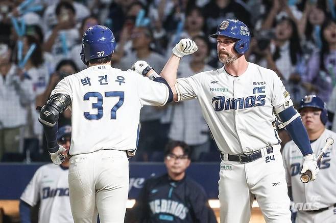 NC 박건우(왼쪽)와 데이비슨 [NC 다이노스 제공. 재판매 및 DB 금지]