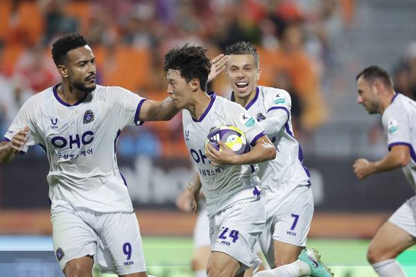 FC안양 김보경이 5일 강릉하이원아레나에서 열린 강원FC와의 리그 32라운드 경기에서 골을 넣고 동료의 축하를 받고있다. 2025.10.5 /한국프로축구연맹 제공