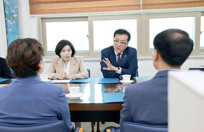 대전시의회 조원휘 의장과 이금선 교육위원장. [출처=대전시의회]