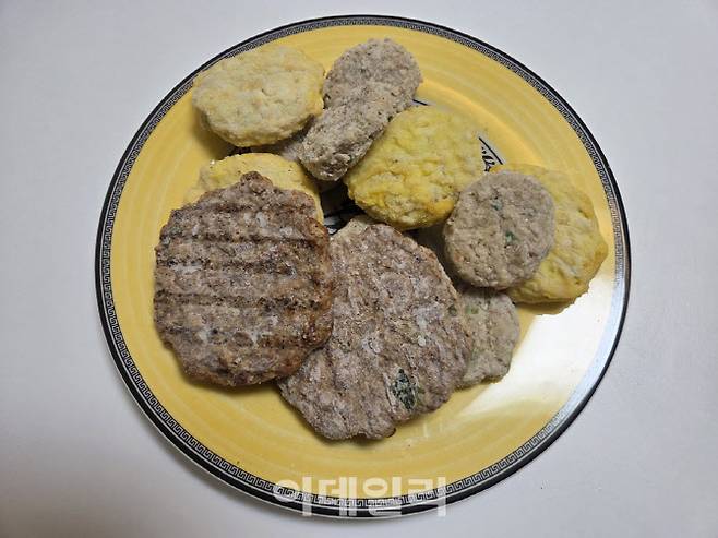 냉동 상태 그대로 접시에 꺼내 올린 모습. 각 전은 얇게 기름 코팅돼 있어 고기완자 제품을 제외하면 별다른 해동 없이 바로 조리 가능하다. (사진=한전진 기자)