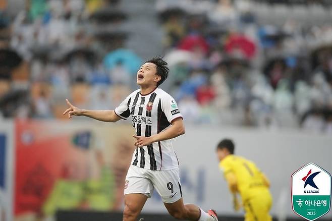 5일 수원종합운동장에서 열린 수원FC와 경기에서 전반 25분 동점골을 넣은 뒤 세레머니하는 FC서울 조영욱