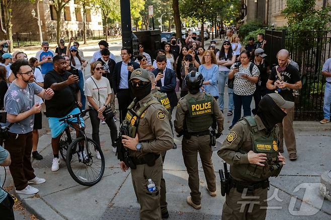 미국 일리노이주 시카고에서 28일(현지시간) 연방 요원들이 순찰을 하고 있다. ⓒ 로이터=뉴스1 ⓒ News1 이창규 기자