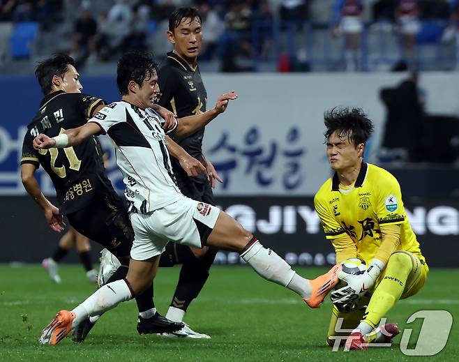 5일 오후 경기도 수원시 장안구 수원종합운동장에서 열린 하나은행 K리그1 2025 32라운드 수원FC와 FC서울의 경기에서 서울 정승원이 수원 황재윤 골키퍼와 치열한 승부를 펼치고 있다. 2025.10.5/뉴스1 ⓒ News1 박정호 기자