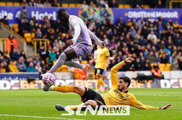 5일(한국시간) 영국 울버햄튼에 위치한 몰리뉴에서 열린 2024~25시즌 잉글리시 프리미어리그(EPL) 7라운드 경기에서 울버햄튼 원더러스와 브라이튼 앤 호브 앨비언이 양 팀 선수들이 볼 경합을 벌이고 있다. /사진=뉴시스(AP)