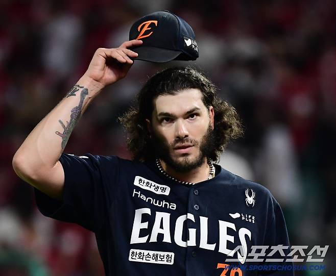 1일 인천 SSG랜더스필드에서 열린 KBO리그 SSG와 한화의 경기. 5회 투구를 마치고 마운드를 내려오는 한화 폰세. 인천=송정헌 기자songs@sportschosun.com/2025.10.01/