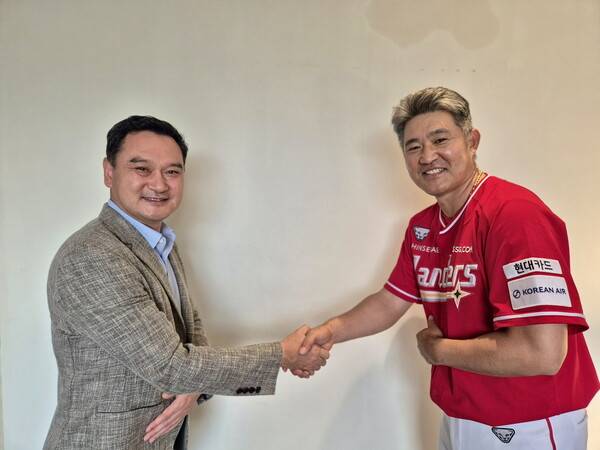 이숭용 감독(오른쪽). ⓒSSG랜더스