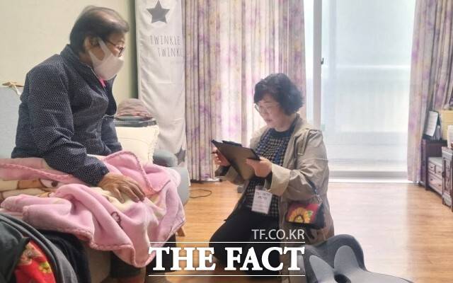 전북 정읍시 희망복지지원단 관계자가 독거노인 집을 방문한 모습. /정읍시