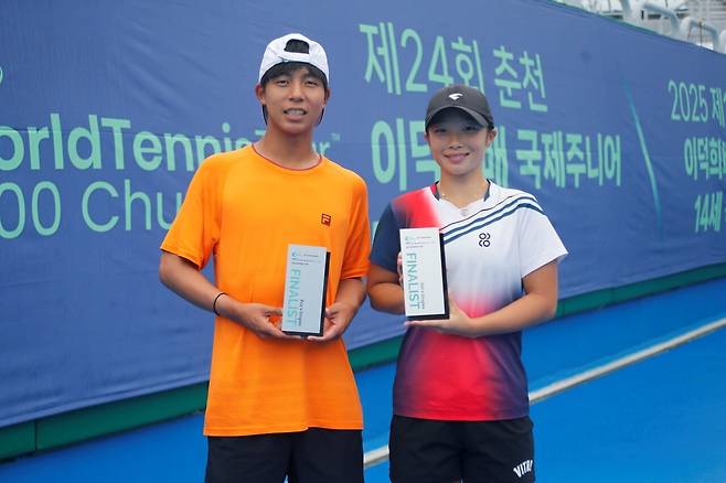 2025 ITF 이덕희배에서 남녀 단식 준우승을 기록한 조민혁과 이서아(오른쪽)