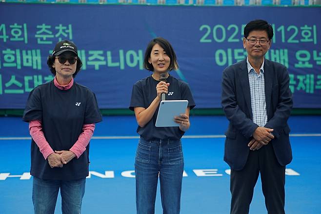 감사 인사를 전하고 있는 조아라 위원(가운데). 이순오 꿈나무육성테니스재단 이사와 송암스포츠타운 테니스장을 설계한 한광호 산이앤씨 건축사무소 대표(오른쪽)