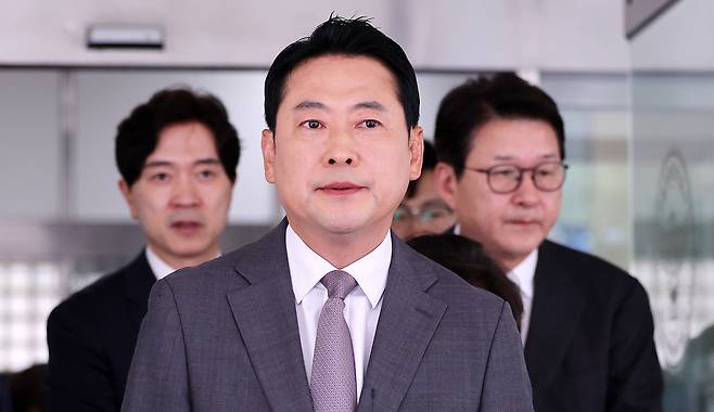 장동혁 국민의힘 대표가 3일 서울 영등포구 영등포경찰서에서 이진숙 전 방통위원장 체포에 대한 항의방문을 마친 뒤 이동하고 있다. /뉴스1