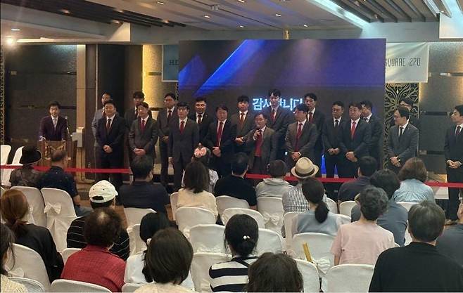 지난 7월 19일 서울 서초구 반포 엘루체 컨벤션에서 열린 HDC현대산업개발의 방배신삼호 재건축 홍보설명회에 조합원 300여명이 참석한 가운데 정경구 대표이사(첫줄 왼쪽 다섯번째)가 감사인사를 전하고 있다. / 사진 = HDC현대산업개발