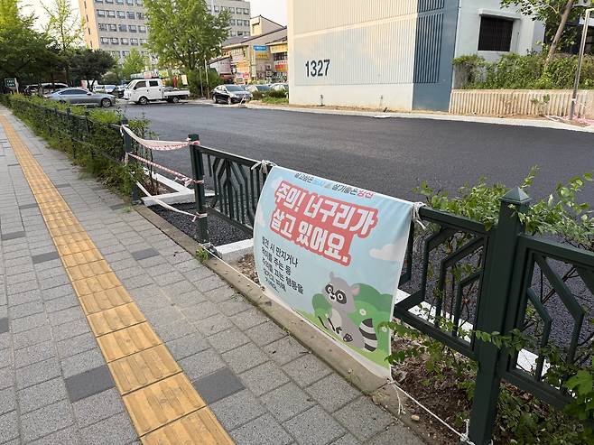 녹지를 밀고 주차장 증설 공사 중인 서울 양천구 목동의 한 아파트 단지/김휘원 기자