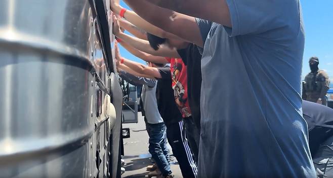 미국 이민세관단속국 ICE(U.S. Immigration and Customs Enforcement)가 조지아주 내 현대자동차그룹과 LG에너지솔루션 합작 배터리 공장 건설 현장의 한국인 직원 300여 명을 기습 단속·구금하는 영상을 공개했다. /ICE 홈페이지