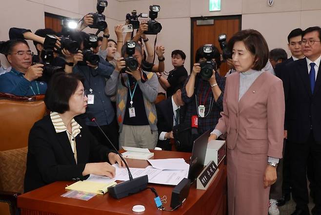 지난달 22일 국회에서 열린 법제사법위원회의 검찰개혁 공청회에서 나경원 국민의힘 의원이 추미애 위원장에게 항의하고 있다. ⓒ뉴시스
