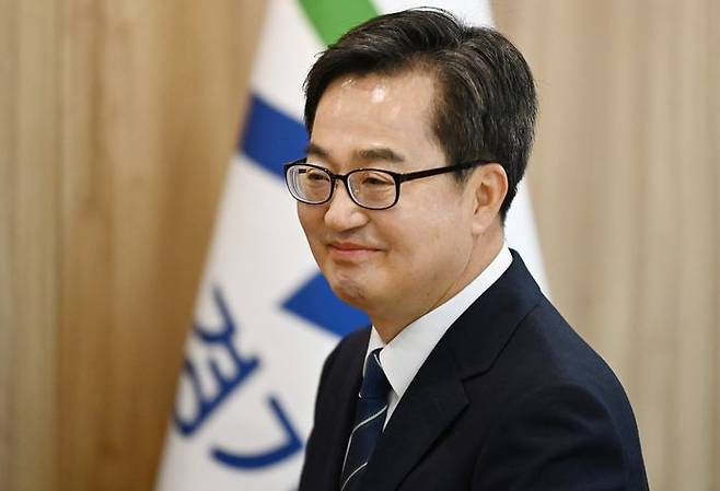 김동연 경기도지사가 집무실로 이동하고 있다. ⓒ뉴시스