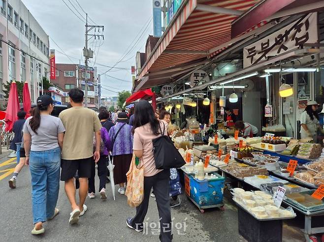 추석 연휴인 4일 서울시 강동구 길동에 위치한 길동복조리시장에서 주민들이 장을 보고 있다. ⓒ데일리안 김주훈 기자