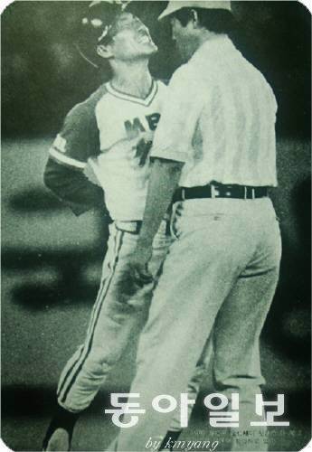 김인식 연천 미라클 감독이 MBC 청룡 선수 시절 심판에게 ‘배치기’ 항의를 하고 있다. 동아일보 DB