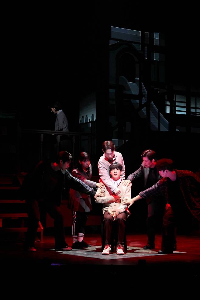 소통에 어려움을 겪는 소년의 성장기를 그린 뮤지컬 ‘아몬드’. 라이브 제공