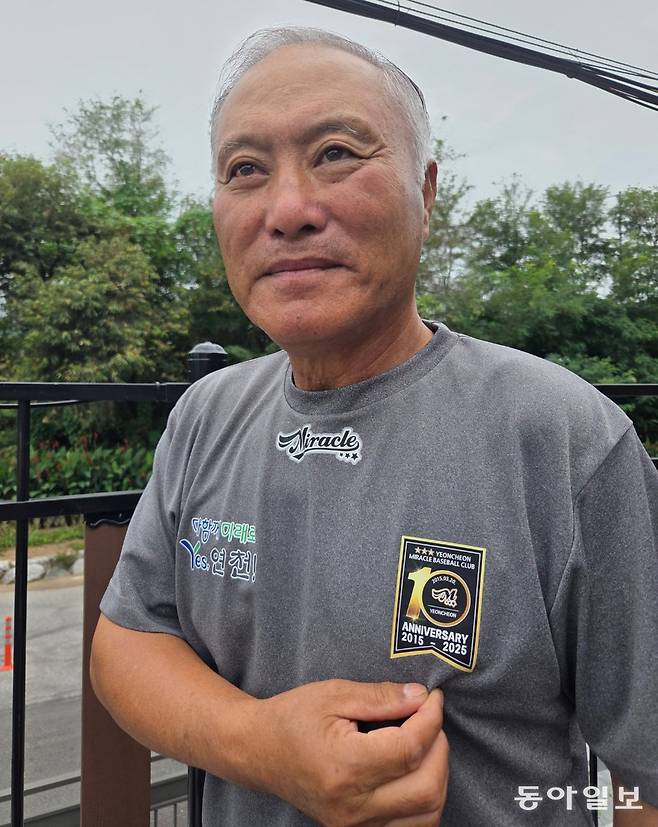 김인식 독립리그 연천 미라클 감독이 10주년 기념 스티터가 박힌 티셔츠를 들어보이고 있다. 연천 미라클 창단 감사령탑인 김 감독은 연천에서 기적을 만들어가고 있다. 이헌재 기자