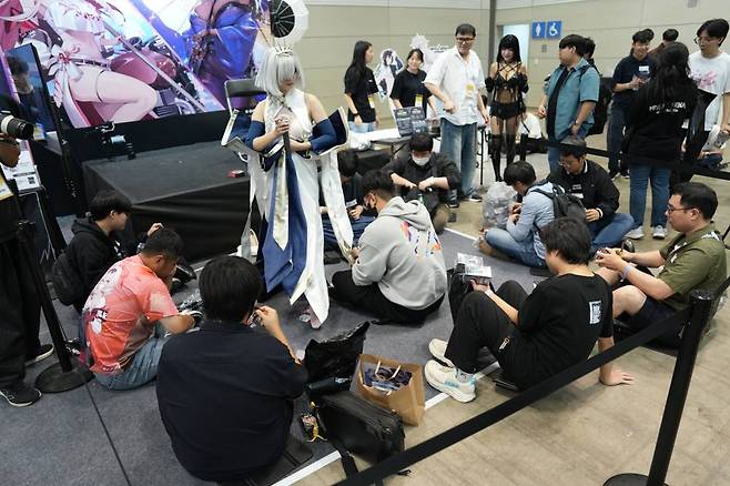 나오는 카드에 따라 선물을 지급하는 '도파민 챌린지' 이벤트