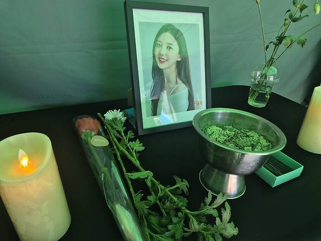 지난달 19일 서울 마포구 상암동 MBC 앞 ‘고 오요안나 기상캐스터 분향소’에 고인의 영정이 놓여있다. 한겨레21 신다은 기자 downy@hani.co.kr