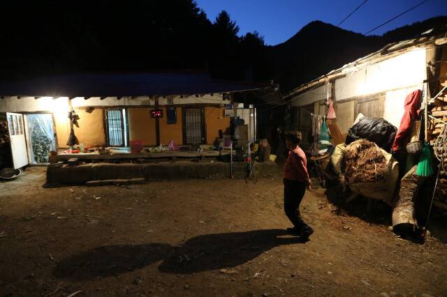 노후된 집에서 불편을 감내하며 살아가는 어르신들은 많지만, 그들의 어려움을 돌봐 줄 손길은 턱없이 부족하다. 한겨레 자료사진